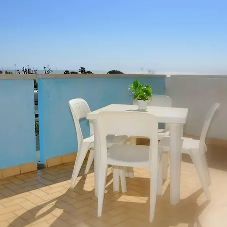 Bright And Functional Flat With Seaview Balcony Апартаменти