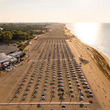 דירה Bright And Functional Flat With Seaview Balcony *