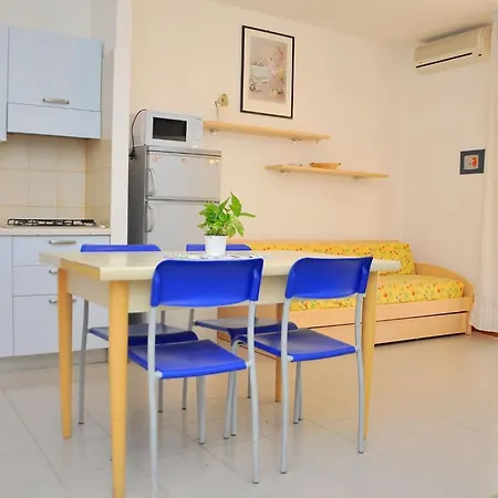 דירה Bright And Functional Flat With Seaview Balcony