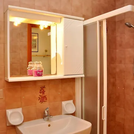 Bright And Functional Flat With Seaview Balcony شقة